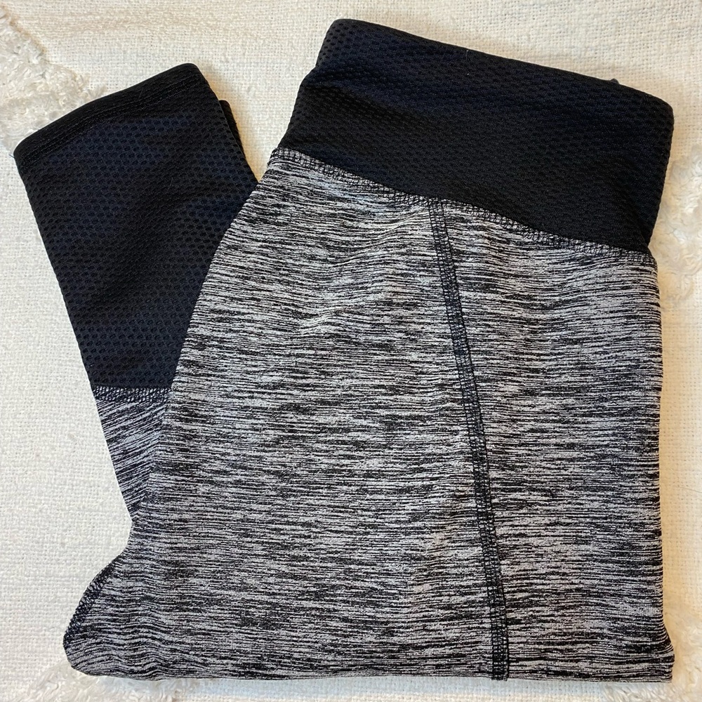 Abercrombie and Fitch black/white/grey leggings superrrr cute on!!!